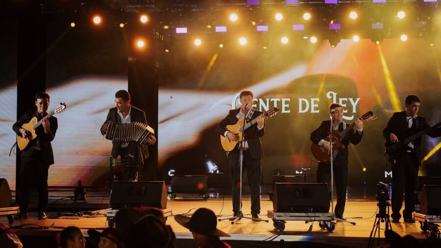 Grupo musical Gente de Ley durante una presentación en un festival regional, foto de archivo