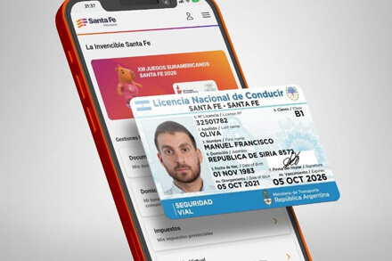 celular mostrando la aplicación Mi Santa Fe con la licencia de conducir digital válida en Santa Fe
