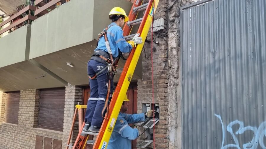 Operativos de control de la EPE durante inspecciones para detectar conexiones eléctricas irregulares en Santa Fe
