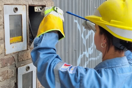 Operario de la EPE realizando relevamiento de medidores eléctricos durante operativo antifraude