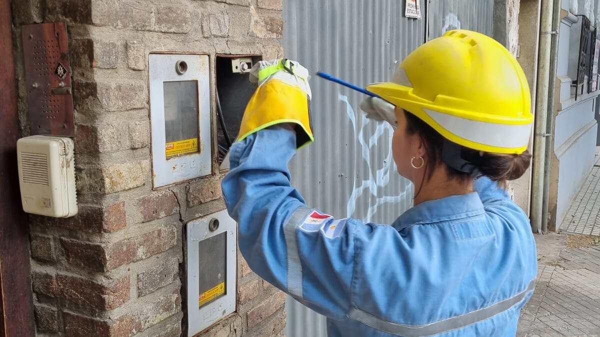 Operario de la EPE realizando relevamiento de medidores eléctricos durante operativo antifraude