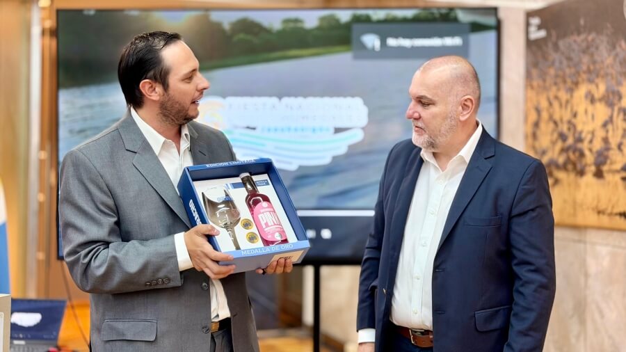 Entrega de producto local con reconocimiento nacional durante la presentación de la Fiesta de los Humedales a Hernán Rossi, secretario de la Delegación Federal en la Casa de la Provincia de Santa Fe, CABA.