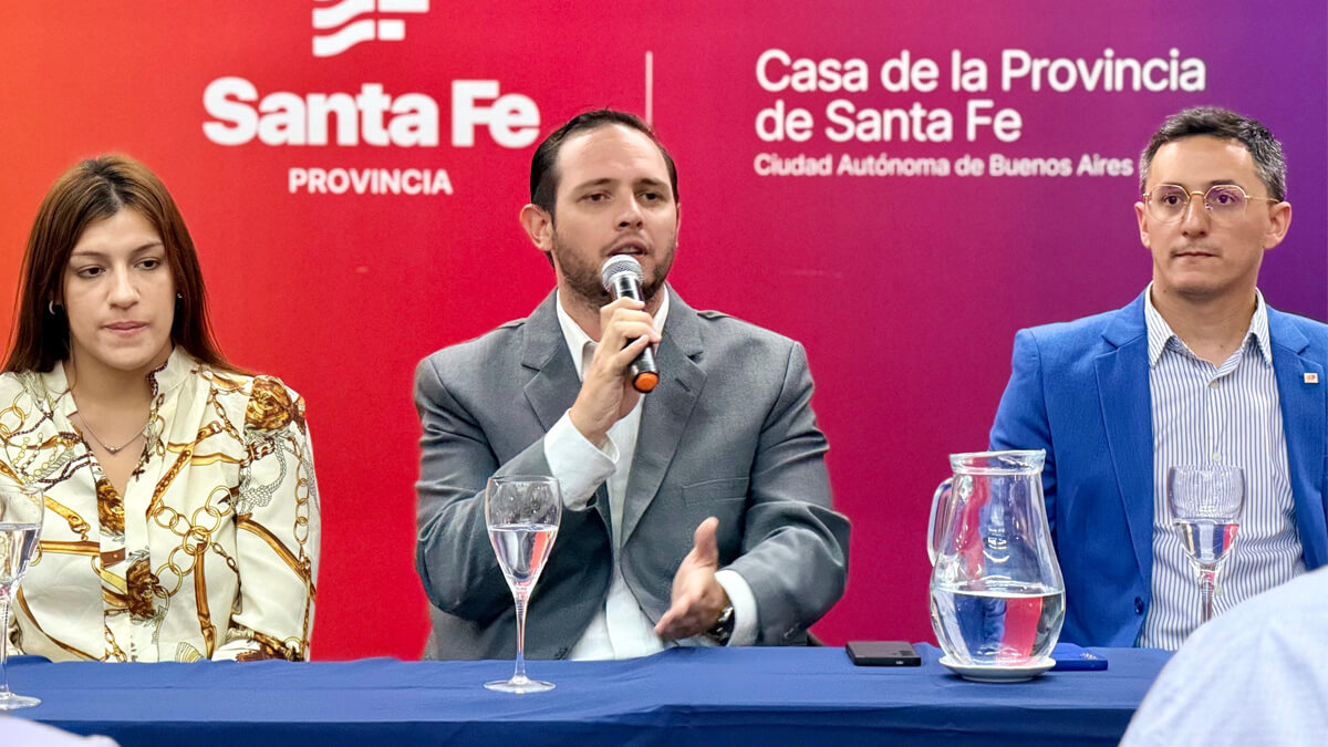 Intendente Marega encabezando la presentación de la Fiesta Nacional de los Humedales en Santa Fe