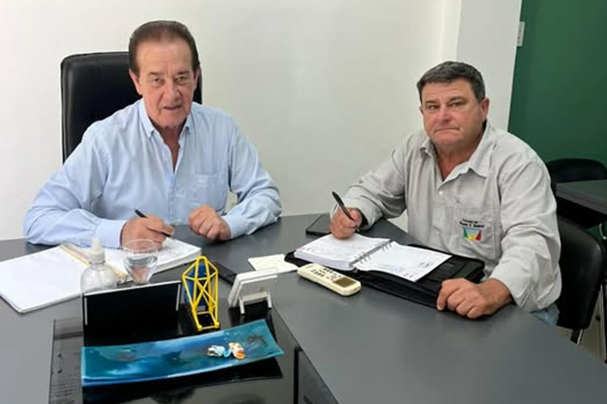 Roberto Giuliani y Orfilio Marcón durante una reunión institucional para coordinar gestiones de salud en la comunidad