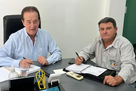 Roberto Giuliani y Orfilio Marcón durante una reunión institucional para coordinar gestiones de salud en la comunidad