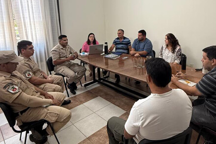 Reunión encabezada por la intendente González junto a fuerzas de seguridad por obras en la Costanera de San Javier