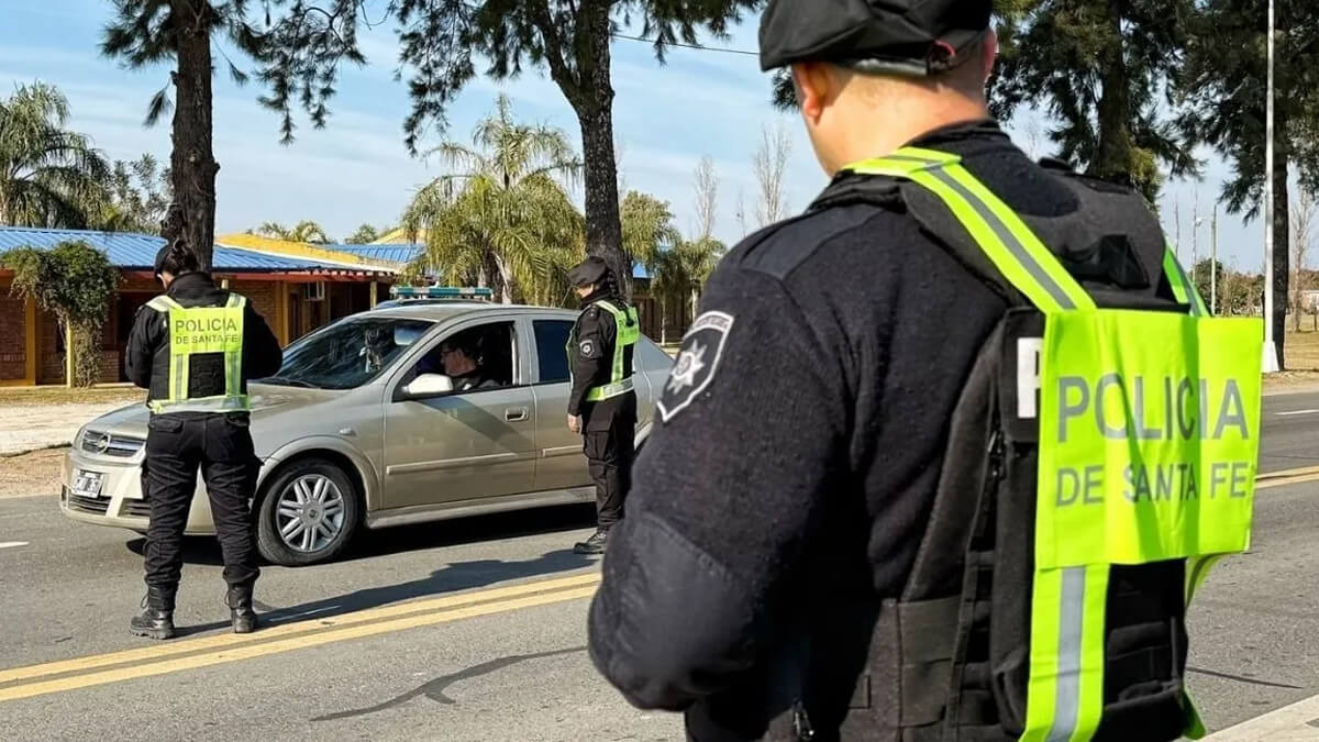 Control policial en ruta provincial de Santa Fe durante operativo de seguridad y prevención