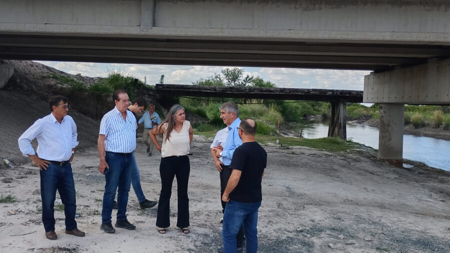 Autoridades provinciales y locales recorriendo la obra de puentes en La Sirena sobre el Arroyo El Rey