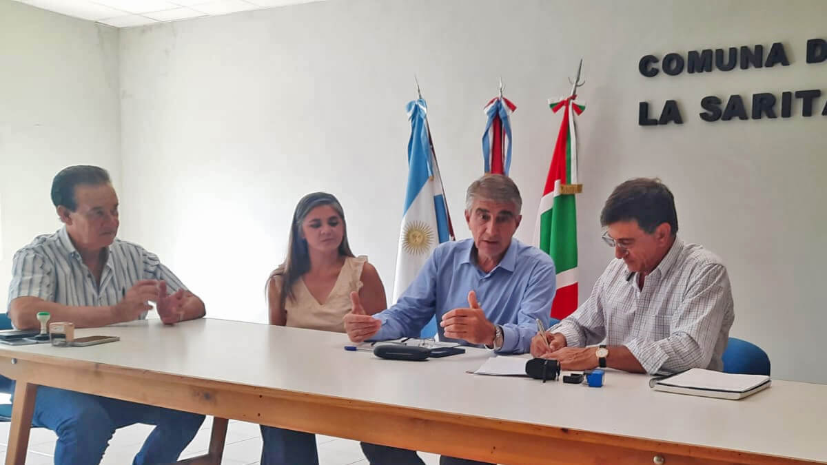 Momento de la firma del convenio por parte del presidente comunal José Luis Casalis de El Arazá