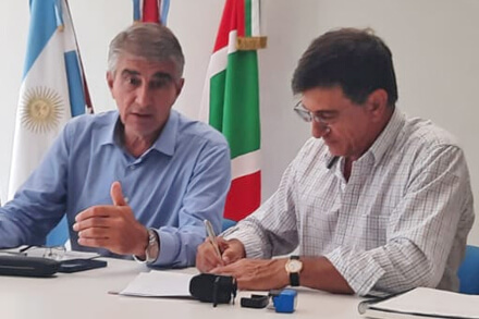 Momento de la firma del convenio por parte del presidente comunal José Luis Casalis de El Arazá