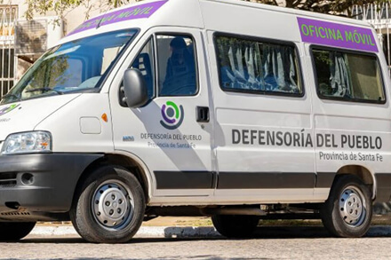 Móvil de atención de la Defensoría del Pueblo de Santa Fe brindando asesoramiento ciudadano