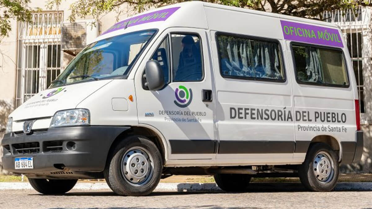Móvil de atención de la Defensoría del Pueblo de Santa Fe brindando asesoramiento ciudadano