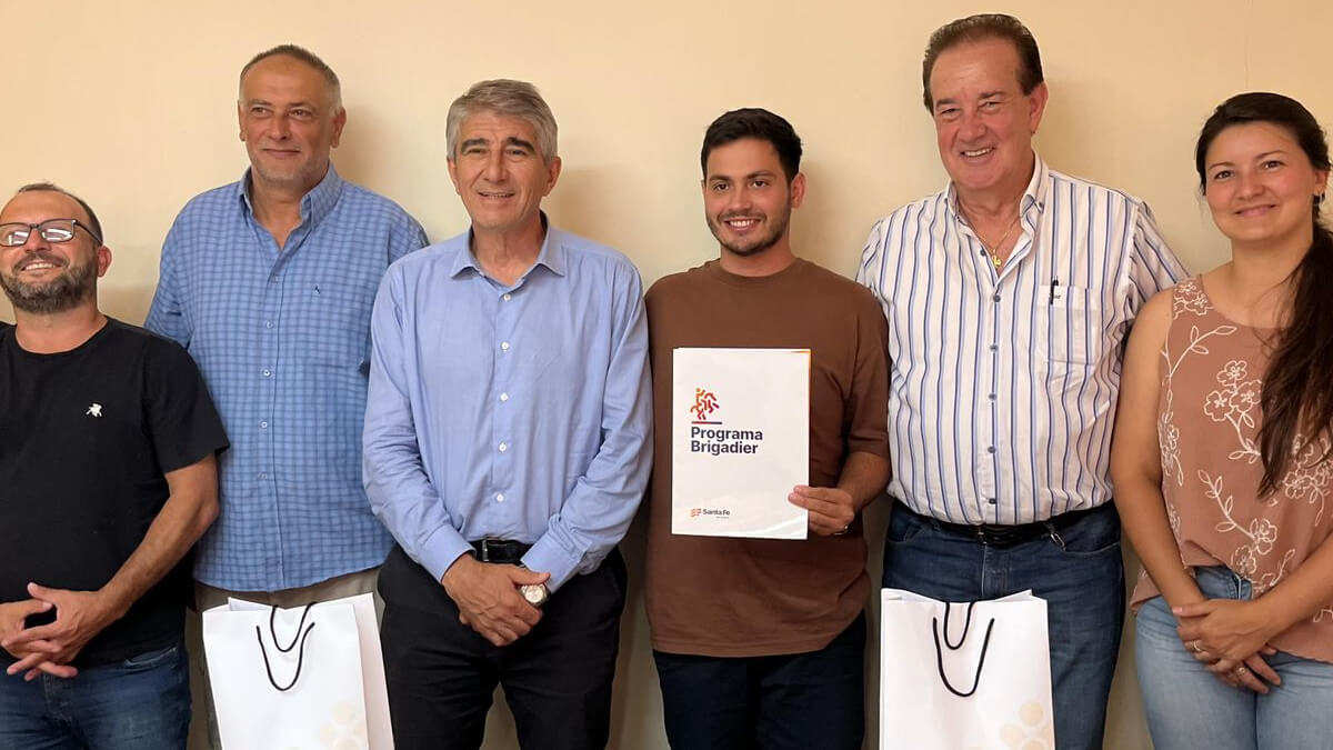 Williams Sandrigo, Fabián Bastia, Orfilio Marcón y autoridades regionales durante la firma del convenio del Programa Brigadier