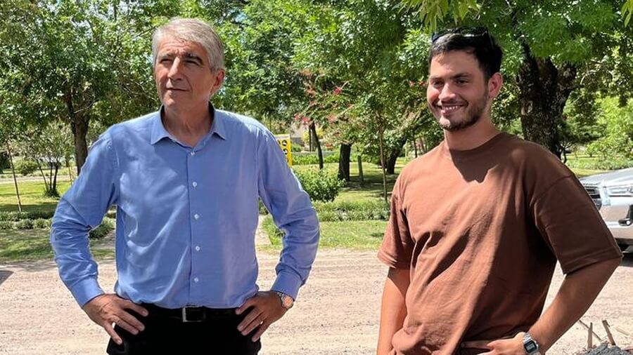 El presidente comunal Williams Sandrigo junto al ministro de Gobierno Fabián Bastia recorriendo obras del Centro Cultural