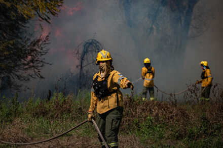 Bomberos actuando en incendio en campo