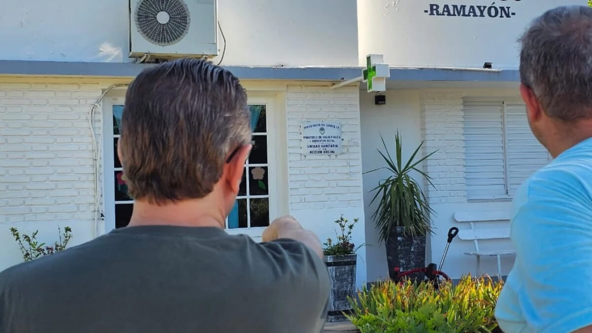 El senador Rodrigo Borla junto al presidente comunal Martín Truchet recorren el Centro de Salud de Ramayón en obras