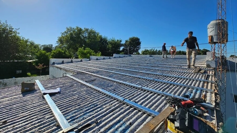 Trabajos de recambio del techo en el Centro de Salud de Ramayón con financiamiento provincial