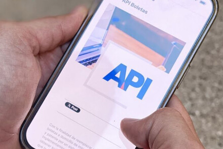 Persona ingresando desde su celular al sitio web de API Santa Fe para consultar y pagar impuestos digitales