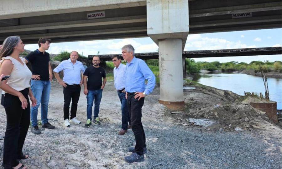 Autoridades provinciales y locales recorren las obras del puente de La Sirena en La Sarita