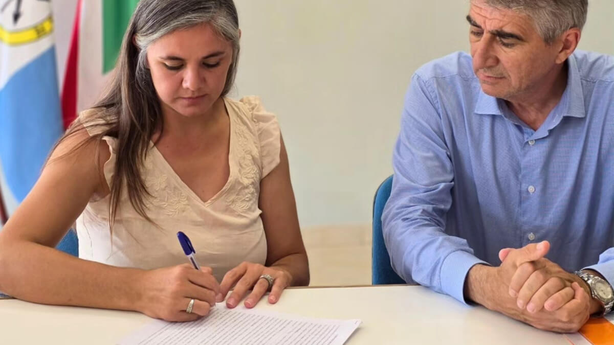 Carla Maurencig firmando el convenio del Programa Brigadier junto al ministro Fabián Bastia en La Sarita