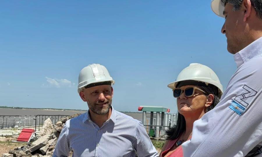 El ministro Gustavo Puccini junto a autoridades portuarias de Santa Fe