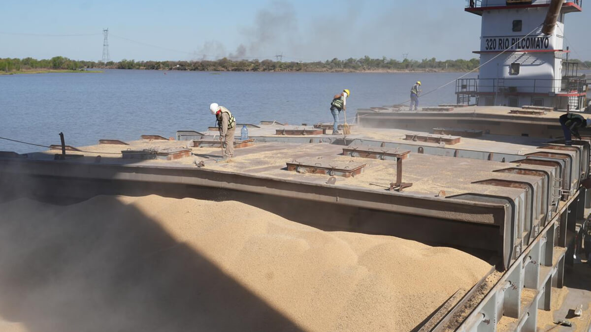 Carga de buque cerealero en puerto santafesino durante la operatoria 2025