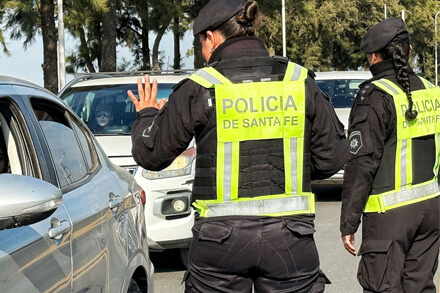 Control de policía santafesina en ruta: "Control de tránsito y seguridad vial en ruta de Santa Fe"