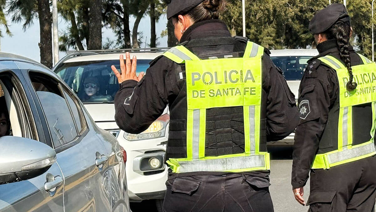 Control de policía santafesina en ruta: "Control de tránsito y seguridad vial en ruta de Santa Fe"
