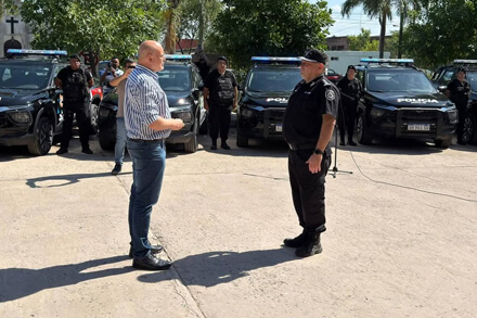 Juan Manuel Musuruana entrega las llaves de nuevos patrulleros Chevrolet Montana al personal policial de la Unidad Regional XIX en Vera