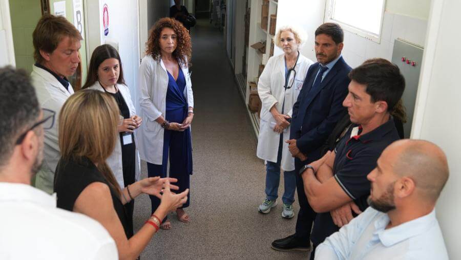 El gobernador Pullaro dialoga con autoridades y médicos durante su visita al Hospital Cullen