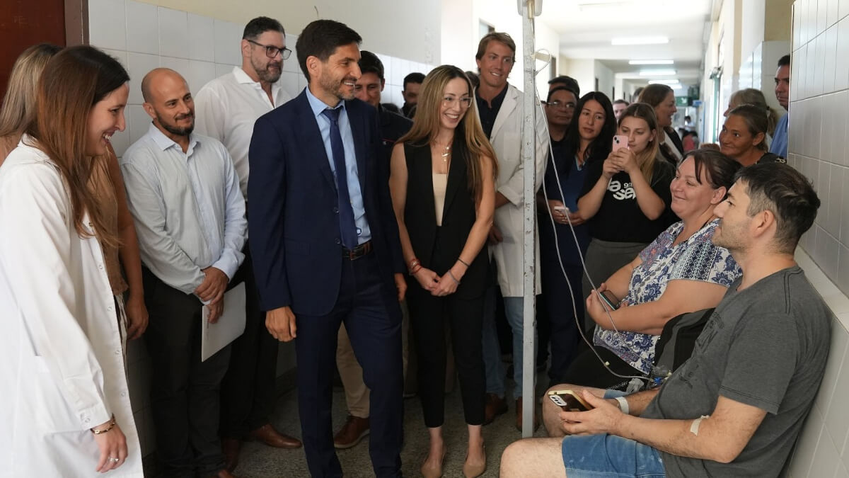 Pullaro conversa con pacientes durante la recorrida por el Hospital Cullen de Santa Fe