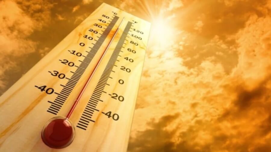 Sol intenso con termómetro mostrando altas temperaturas, alerta calor, clima extremo