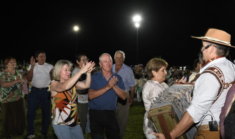 Público y músicos comparten la pista y disfrutan del chamamé en el Baile de Campo de Avellaneda Oeste.