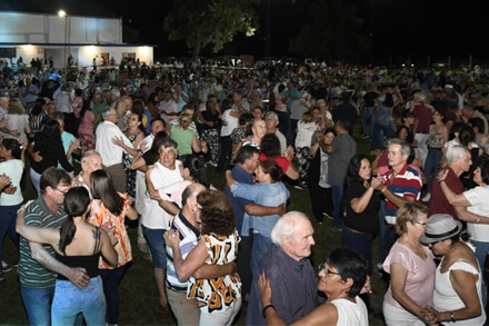 Vecinos bailan chamamé durante el Baile de Campo realizado en Avellaneda Oeste.
