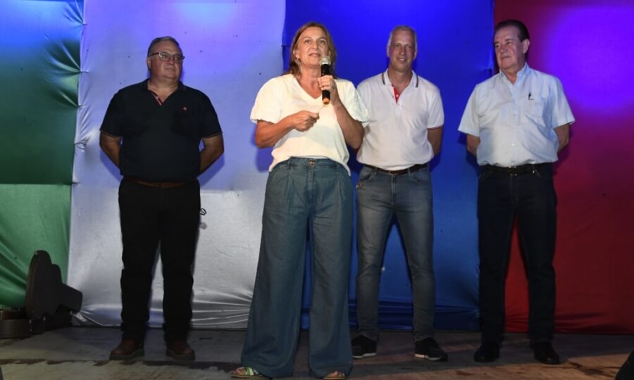 La intendente interina Natalia Galotti brinda su mensaje durante el Baile de Campo en Avellaneda Oeste por el aniversario de la ciudad.