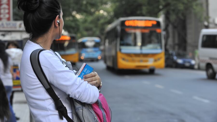 Estudiantes esperando para subir al colectivo con el beneficio del Boleto Educativo en Santa Fe
