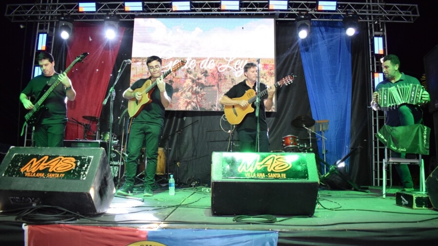 El grupo Gente de Ley en plena actuación sobre el escenario de la Fiesta de la Costa en Las Toscas.