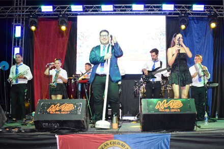 Presentación del grupo Cumbia Office durante el cierre de la 11° Fiesta de la Costa en Las Toscas.