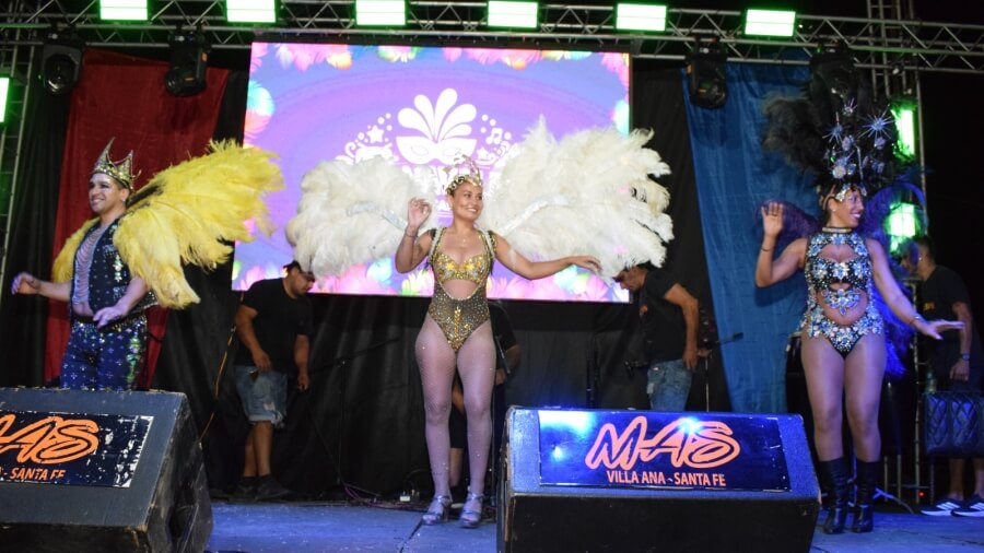 Actuación de la comparsa local 