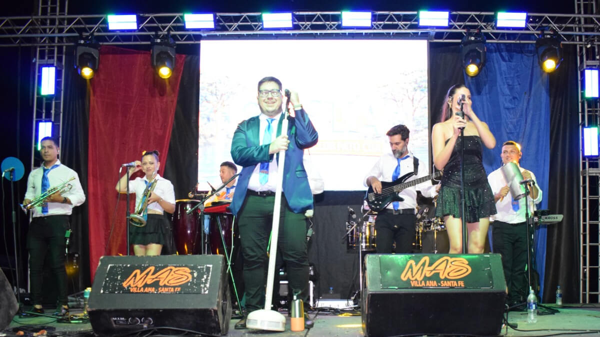 Presentación del grupo Cumbia Office durante el cierre de la 11° Fiesta de la Costa en Las Toscas.