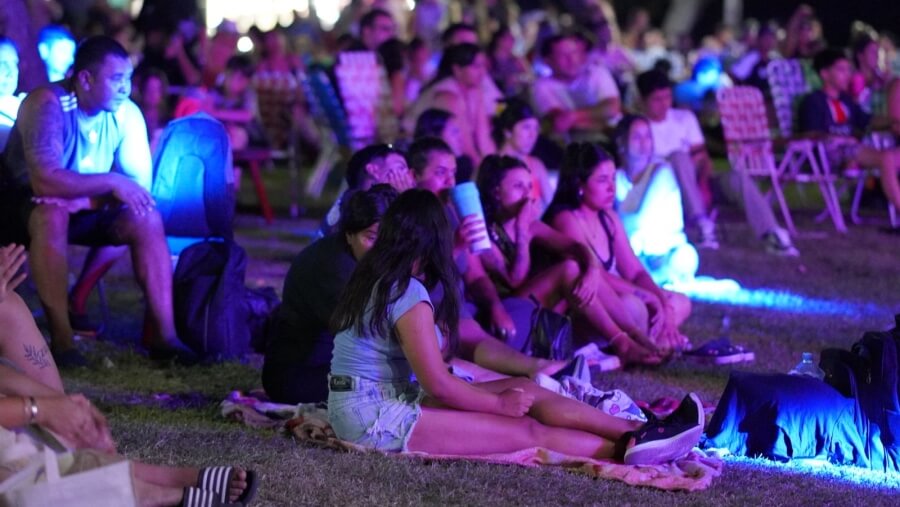 Vecinas y vecinos disfrutan de la Fiesta de la Costa en el predio del club Pato Cuá de Las Toscas.