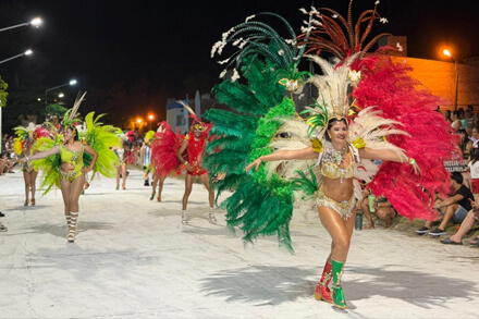 Intendente Marega dirigiendo su mensaje en la apertura de los Carnavales Ocampenses 2026 en Villa Ocampo