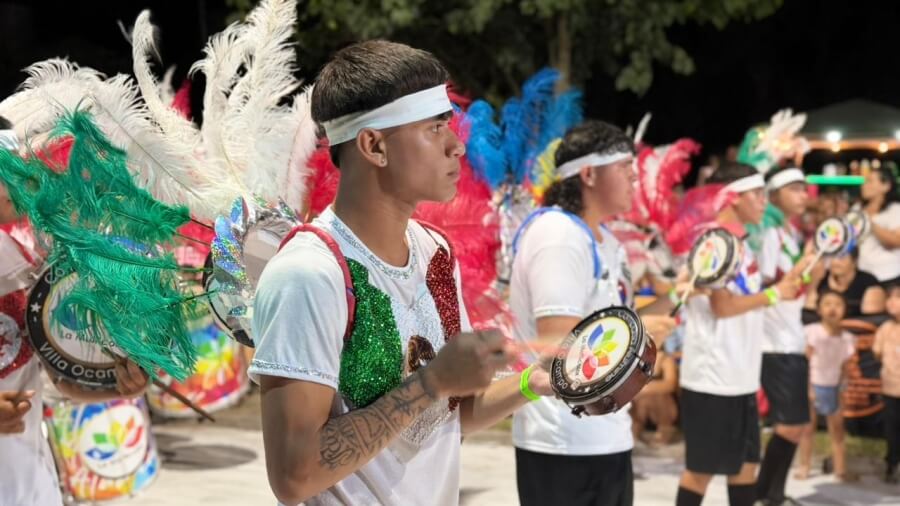 Otro momento del desfile de comparsas en la primera noche de los Carnavales Ocampenses 2026