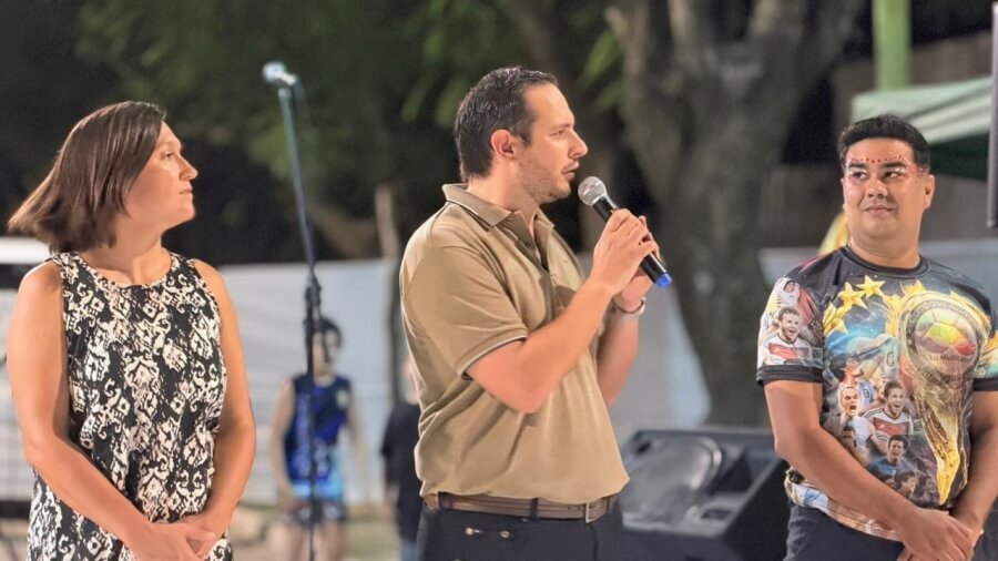 Comparsa desfilando durante la primera noche de los Carnavales Ocampenses 2026