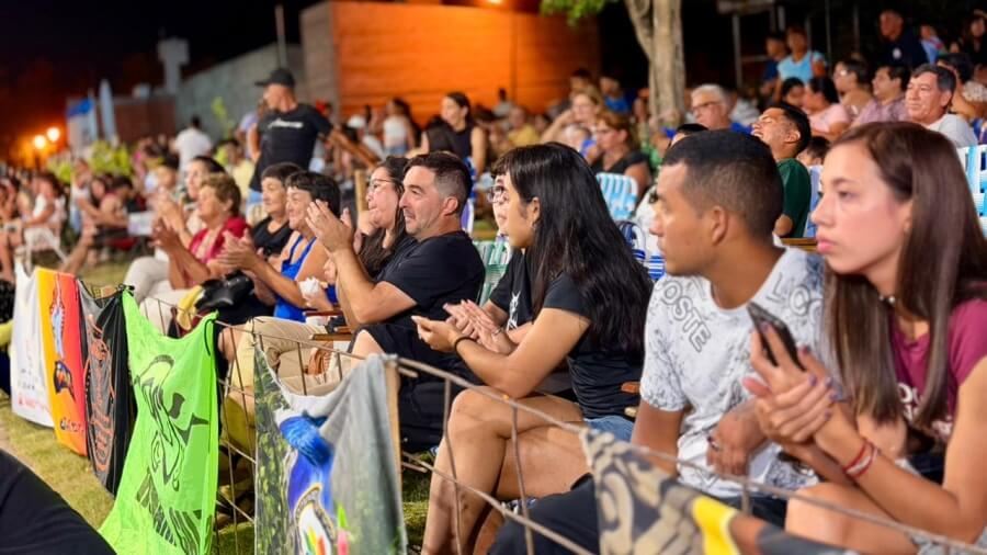 Público presente en el corsódromo de Villa Ocampo durante los Carnavales Ocampenses