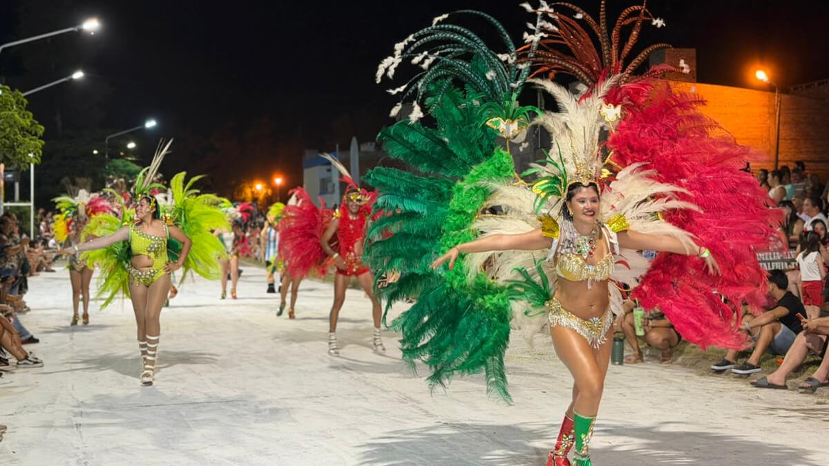Intendente Marega dirigiendo su mensaje en la apertura de los Carnavales Ocampenses 2026 en Villa Ocampo