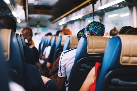 Interior de colectivo con pasajeros utilizado para traslados sanitarios desde Villa Ocampo hacia Reconquista y Santa Fe