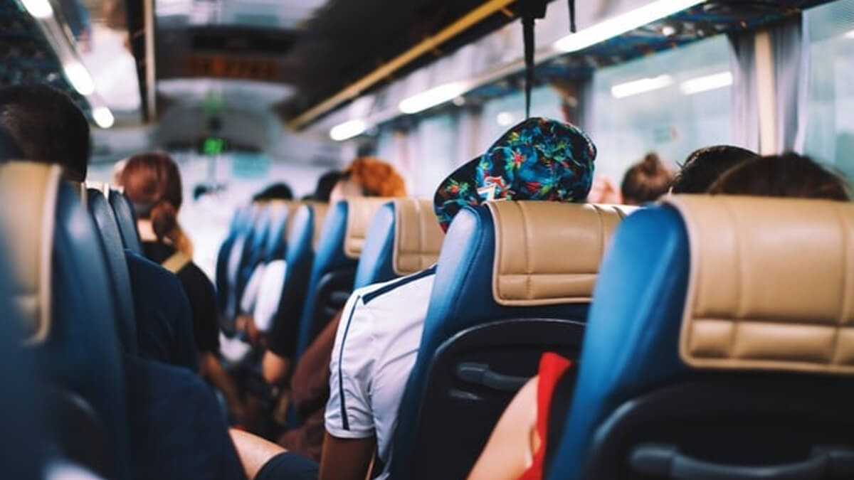 Interior de colectivo con pasajeros utilizado para traslados sanitarios desde Villa Ocampo hacia Reconquista y Santa Fe