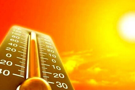 Termómetro marcando altas temperaturas bajo sol intenso durante ola de calor en Santa Fe.