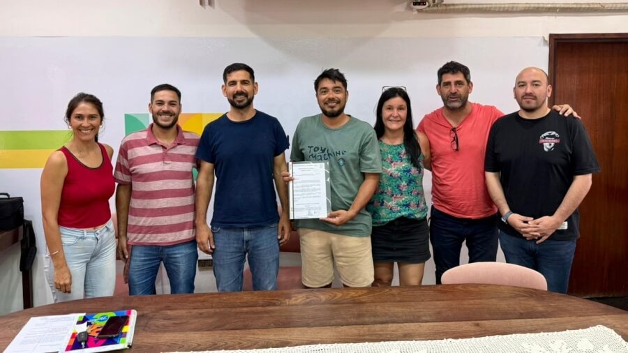 El intendente Iván Sánchez entrega la declaración de Interés Cultural y Social a los organizadores del festival Las Toscas Rock 2026.